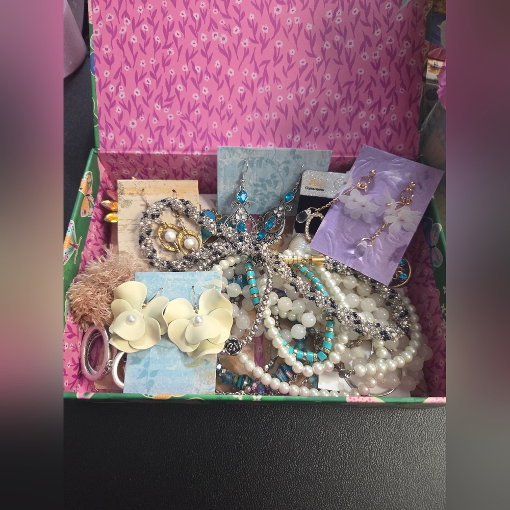 Not So Mystery Jewelry Lot|Green Storage Box-Pearls, Turquoise and Silver Pieces - Picture 3 of 8